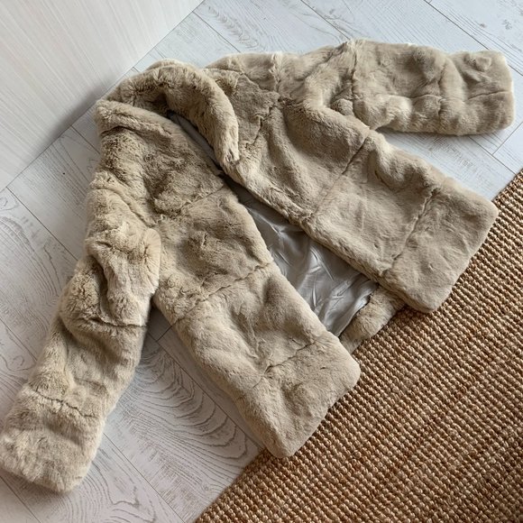 Babaton Jackets & Blazers - Babaton Aritzia faux fur coat